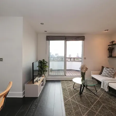2 Bedroom Chic Apartment With Private Balcony In Notting Hill